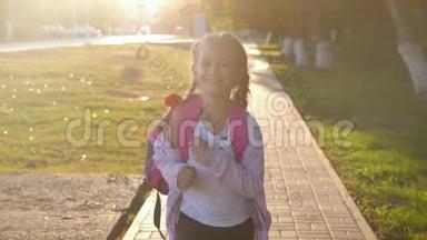 带着背包的小女孩跑去<strong>学校</strong>。 <strong>学校</strong>和幼儿园的教育<strong>理念</strong>.. 后视，慢动作和